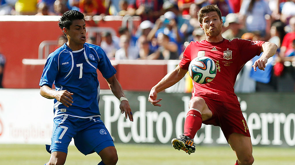 marcando a Xabi Alonso